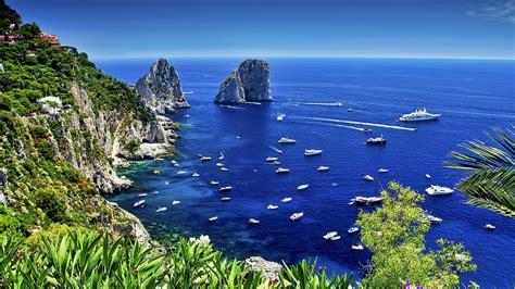 El capri - Isla de Capri. Para otros usos de este término, véase Capri (desambiguación). / 40.55, 14.233333333333. La isla de Capri es una isla de Italia localizada en el mar Tirreno, en el lado sur del golfo de Nápoles, frente a la península Sorrentina. Ha sido un lugar de célebre belleza y centro vacacional desde la época de la antigua ...